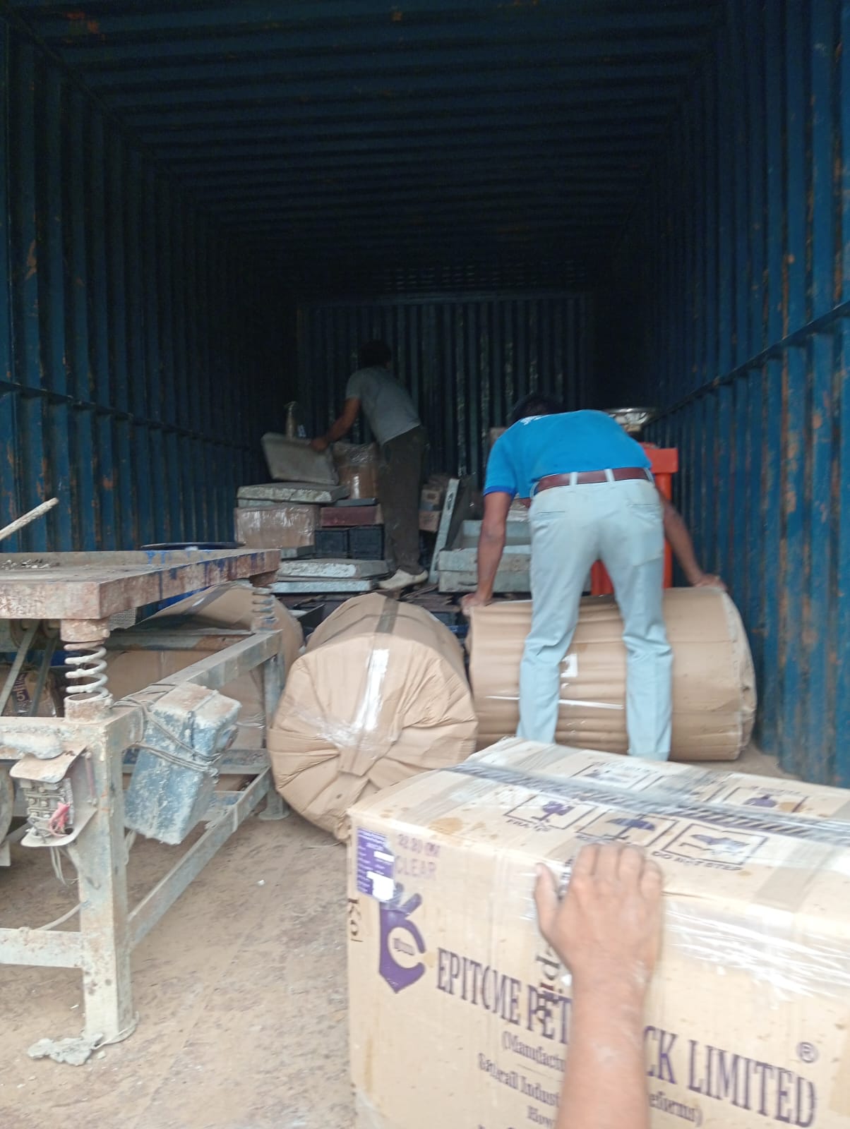 Furniture loading by moving team